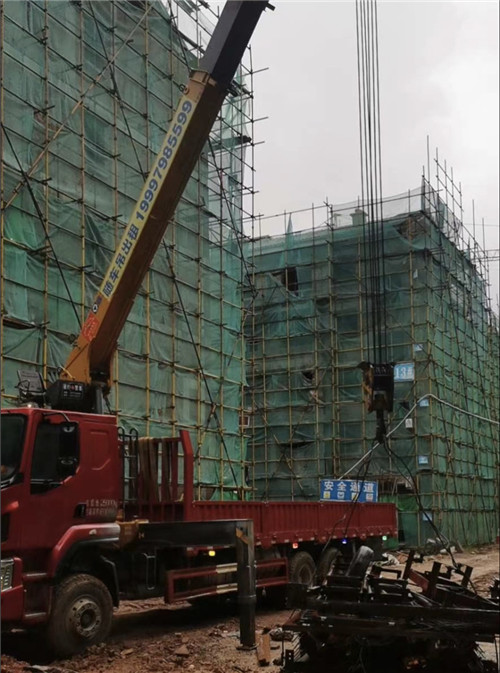 甘泉县“慢工细活”—— 吊车的 “微动控制” 技术